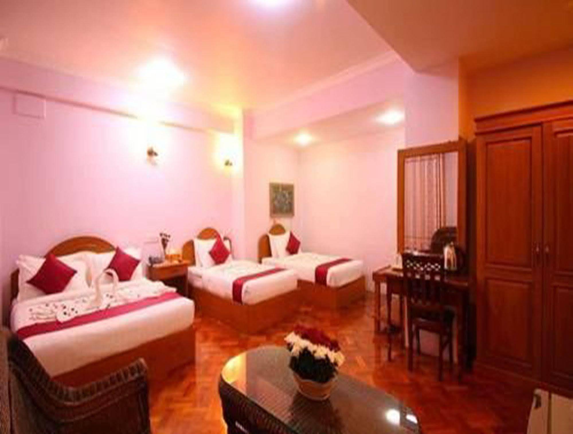 Hotel United Mandalay Extérieur photo